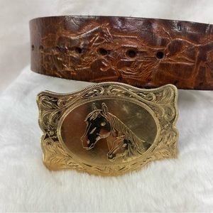 Goldtone horse buckle leather horse Valerie belt. 32
